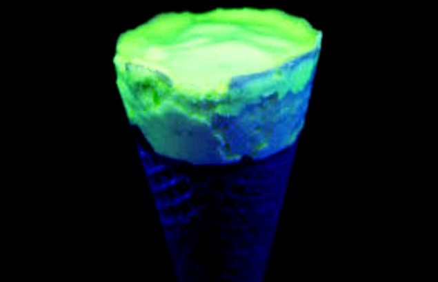 Морозиво, якщо його лизнути, починає світитися