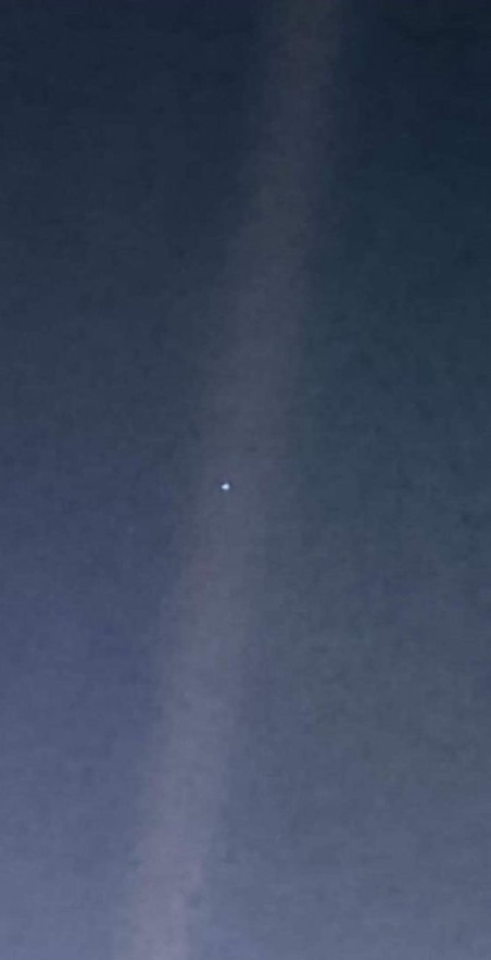 Земля з відстані 6 млрд км