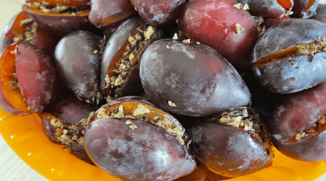 Пікантні фаршировані сливи на зиму