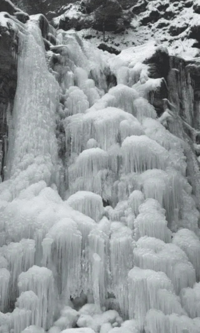 20-метровий Манявський водоспад повністю замерз